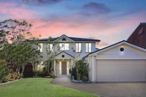 Large Holiday Home with Pool near Lake & Beaches